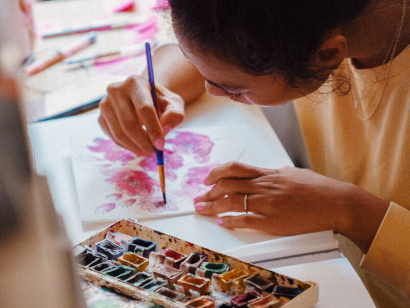 woman enjoying watercolour painting